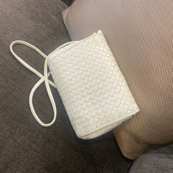 White genuine leather Ashneil crossbody or shoulder bag - Picture 10 of 13